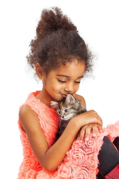 Meisje houdt van haar Kitten — Stockfoto