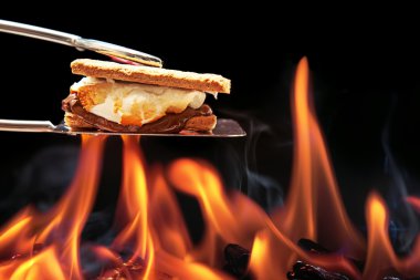 Lezzetli Smore bitti kamp ateşi