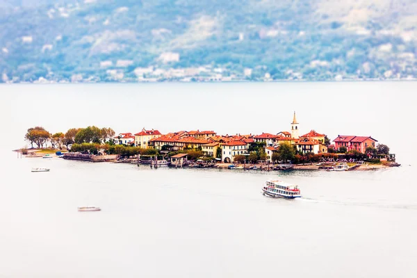 Pequeña isla en el Lago Mayor — Foto de Stock