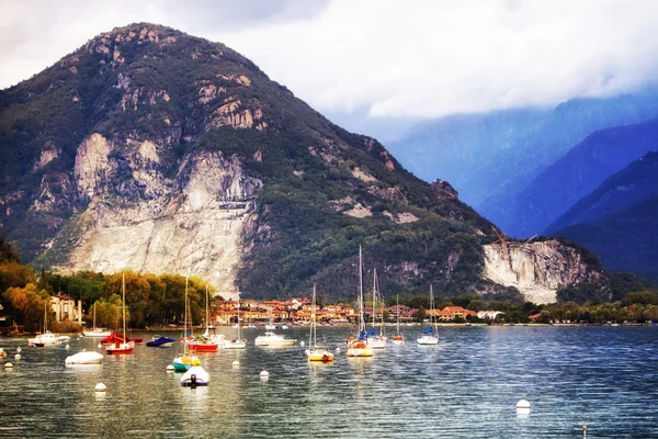 Barche a vela sul Lago Maggiore in Italia — Foto Stock