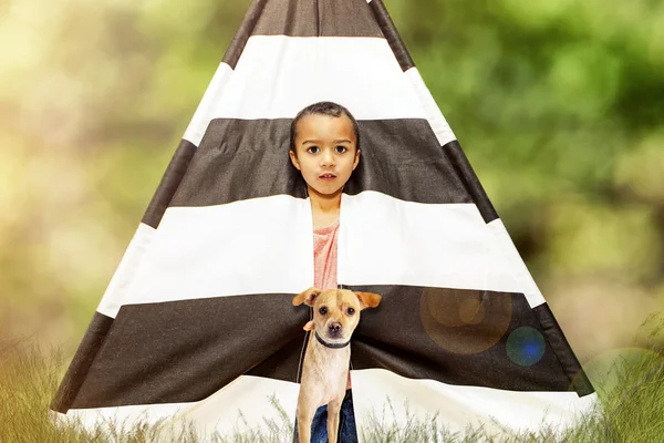 Jongen en hond in de Tent — Stockfoto