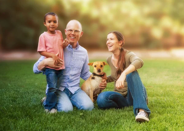 Gelukkig multi-etnisch familie — Stockfoto