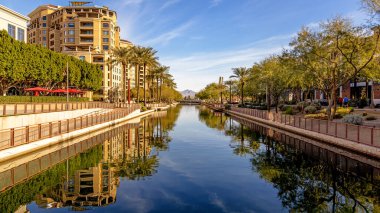 Old Town Scottsdale, Arizona 'da gündüz kanalı boyunca uzanan daire, perakende satış ve restoranlar.