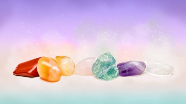 Meditasyon sırasında yüksek titreşimli enerjiyle dengelemek ve açmak için sihirli kristal kayalar seti.