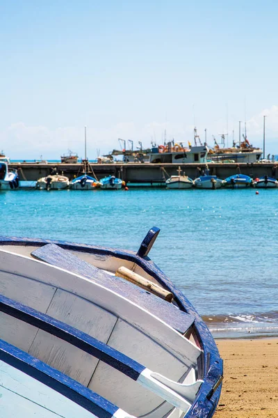 Barco Remos Vacío Orilla Del Mar Azul Sicilia Italia — Foto de Stock