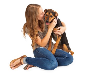 kız öpüşme köpek