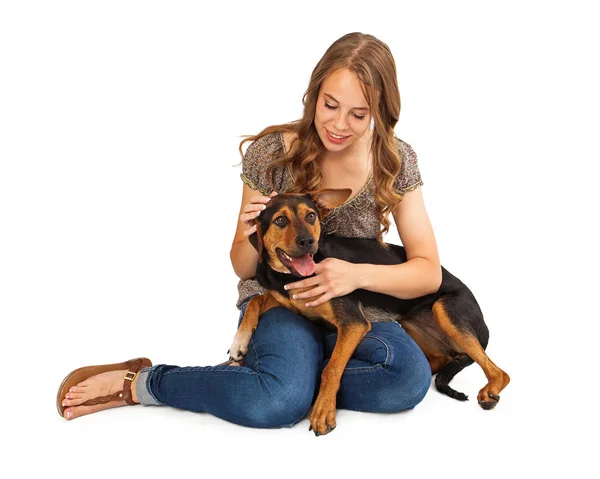 Ragazza coccole incrocio cane — Foto Stock