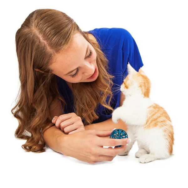 Dívka si hraje s osvobodit kotě — Stock fotografie