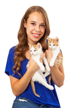 genç kız tutan iki yavru kedi