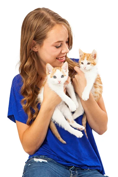 Jong meisje bedrijf twee kittens — Stockfoto