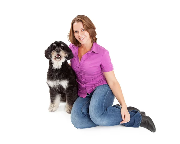 Jolie femme avec chien mélange de caniche — Photo