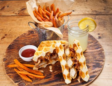 Tavuk ve waffle patates ile