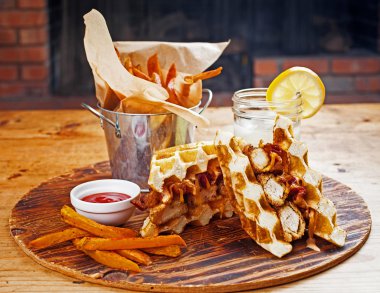 Tavuk ve waffle patates ile