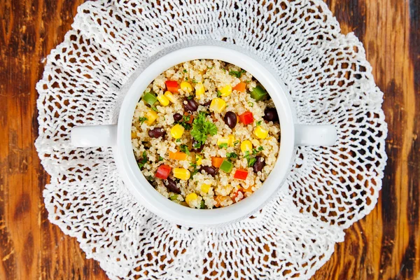 Quinoa och svarta bönor sallad — Stockfoto