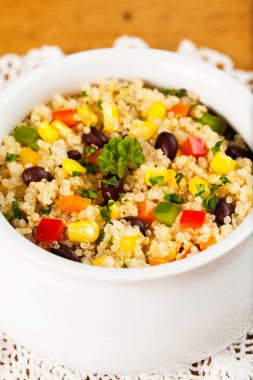 Quinoa ve siyah fasulye salatası