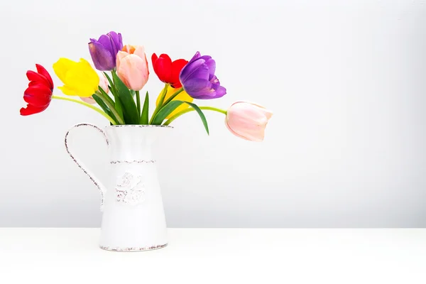 Bunte Tulpen im Milchkrug — Stockfoto