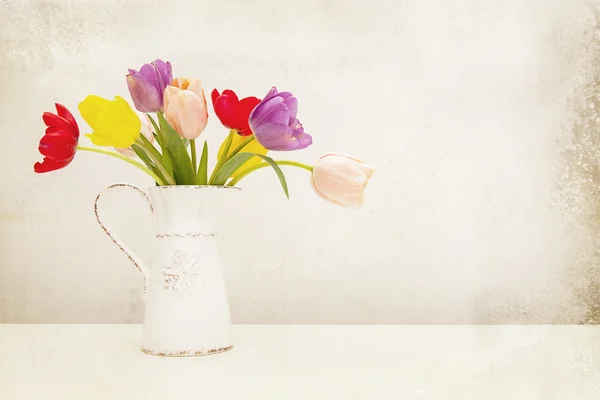 Flores de tulipa em jarro de leite velho — Fotografia de Stock