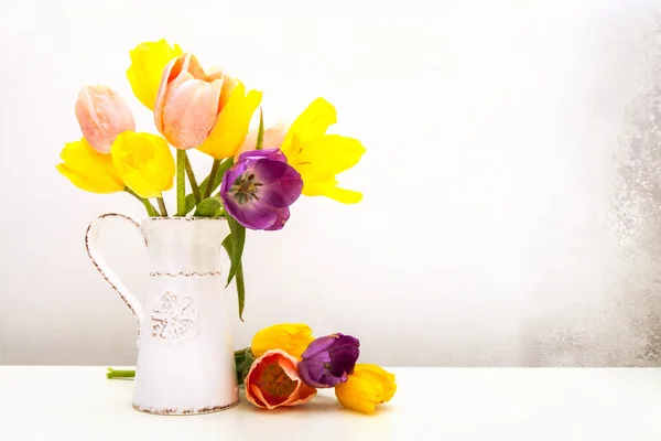 Bando de tulipas no velho jarro de leite — Fotografia de Stock