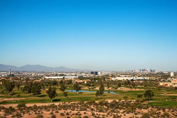 Zobacz panoramę Phoenix i pole golfowe — Zdjęcie stockowe