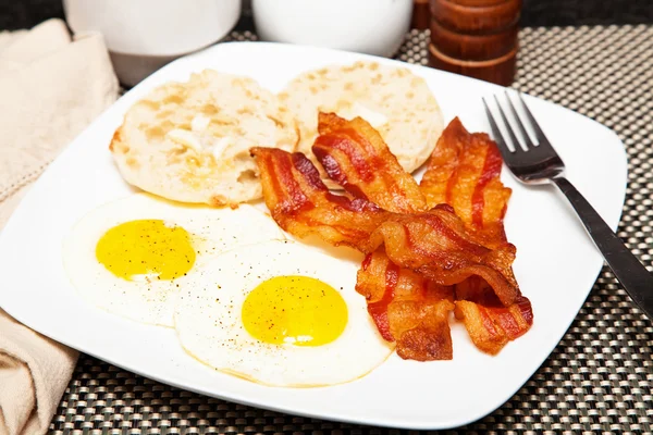 Eier Speck und Muffin-Frühstück — Stockfoto