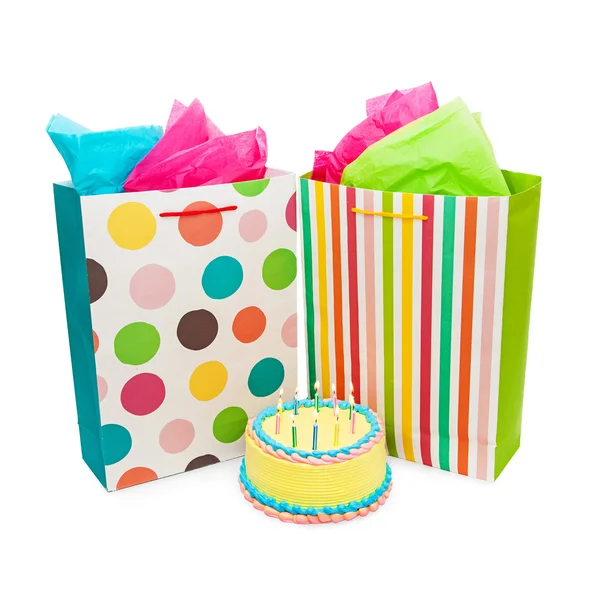Doğum günü pastası ve hediyeler — Stok fotoğraf