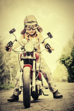 küçük motorcu. Retro tarzı, Sepya.