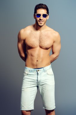 çekici görünümü. Seksi genç adam güzel kas vücut ile.