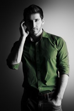 dost görünümlü bir adam