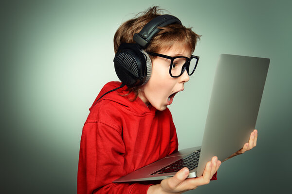 испуганный ребенок. Смотрел на монитор ноутбука и кричал:
.