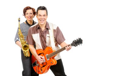 heyecan verici müzisyenler. 60'ların tarzında gitarist ve saksofoncu duo.