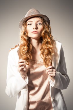 Kızıl saçlı modeli. Güzellik, moda.