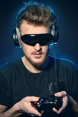 3D oyunlar. Tutkulu denetleyicisi ile oyun