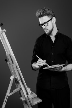 şövale üzerinde boyama