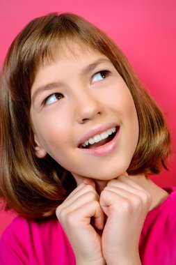 merak. Neşeli bir gülümseyen genç kız portresi.