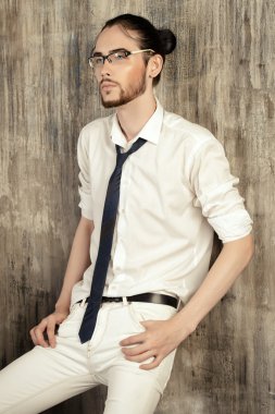 çekici bir adam. Moda studio vurdu.