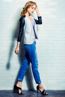 poz yürüme. Ateş moda.