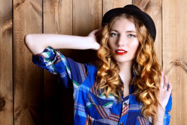 neşeli Kızıl saçlı kız