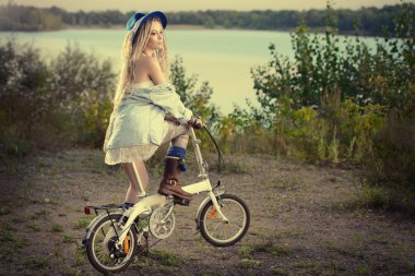 Yeni hippi bir bisiklet.