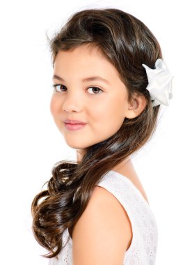 gülümseyen kızı, saç modeli