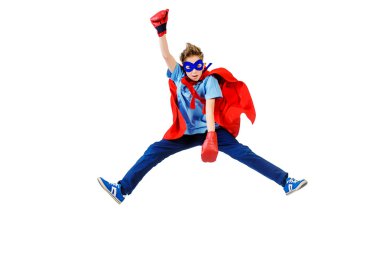 güçlü atlama. Bir çocuk genç süper kahraman kostümlü.