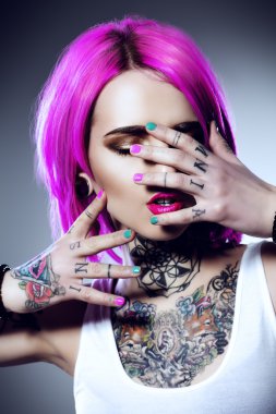 Manikür. Saç boyama. Kozmetik, makyaj.