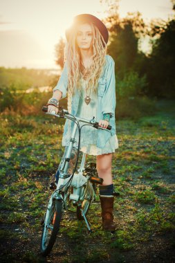 gün batımı yürüyüş, bisiklet sürmek.