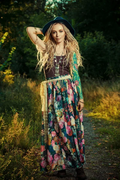 etnik giysiler. Yaz Zamanı.