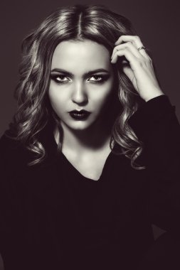 koyu makyaj. Siyah-beyaz portre .