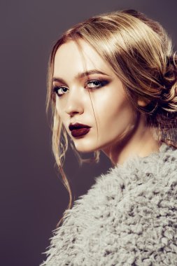 akşam makyaj. Kozmetik, kestane rengi ruj.