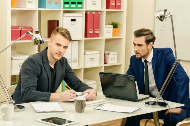 erkek meslektaşları, ekip çalışması