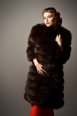 kabarık kürk manto