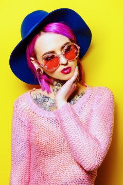 meydan okuyan tarzı. Modern üretimi.