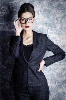 ciddi bakın. Optik stili. 