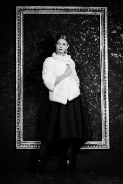 büyüleyici bir kadın. Takı. Güzellik, moda.